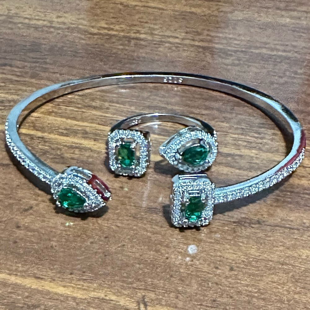 NWOT GREEN OPEN RING W/ CUFF BRACELET